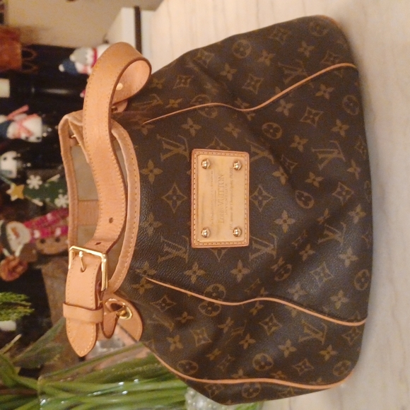 Louis Vuitton Galleria - Picture 3 of 10